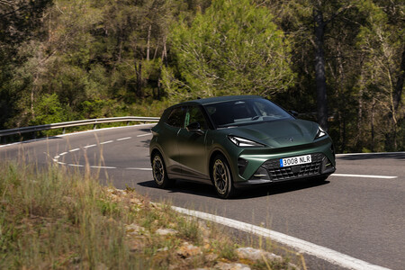 Cupra Raval Verde Tomando Curvas