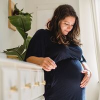 Embarazadas que pasan mucho tiempo de pie: diez consejos para aliviar molestias 