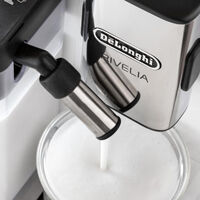 Esta cafetera con molinillo, espumador de leche y hasta 16 bebidas disponibles está a casi mitad de precio para que no te falte  