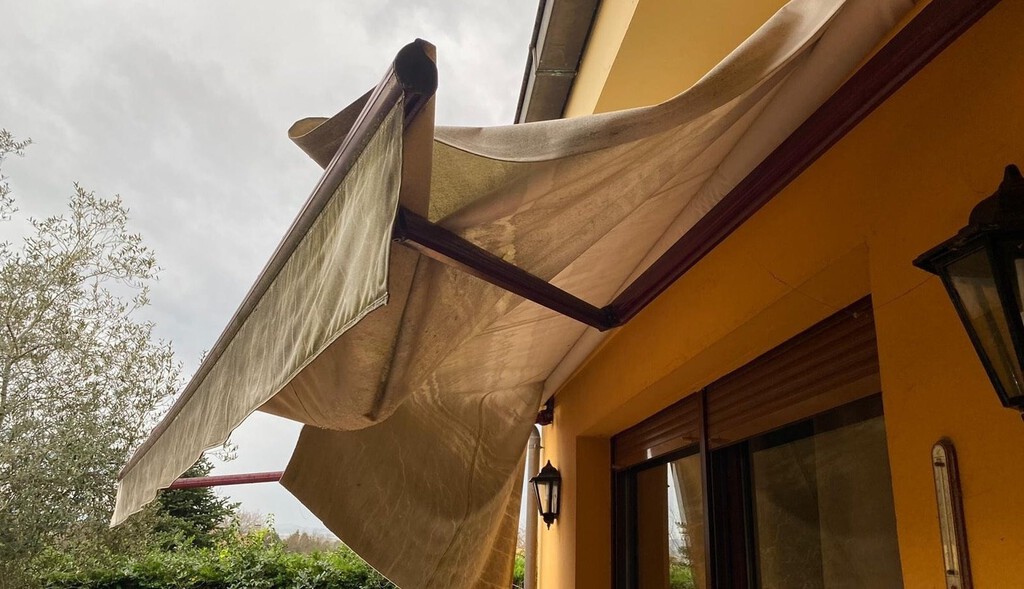 El peligro oculto de dejar las persianas y toldos a medias durante un temporal: lo que recomiendan los expertos