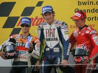 Rossi se impone en un duelo para la historia