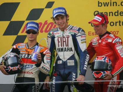 Rossi se impone en un duelo para la historia