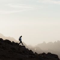 Decathlon nos equipa para la montaña con esta mochila de senderismo rebajada que no dejaremos de usar