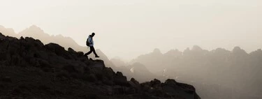 Decathlon nos equipa para la montaña con esta mochila de senderismo rebajada que no dejaremos de usar