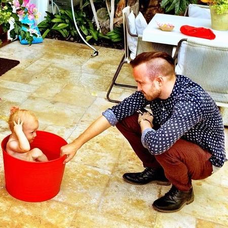 Pues parece ser que Aaron Paul tiene madera de padre...