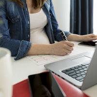 Cómo puedes solicitar tu devolución del IRPF de maternidad y paternidad de la forma más rápida y sencilla