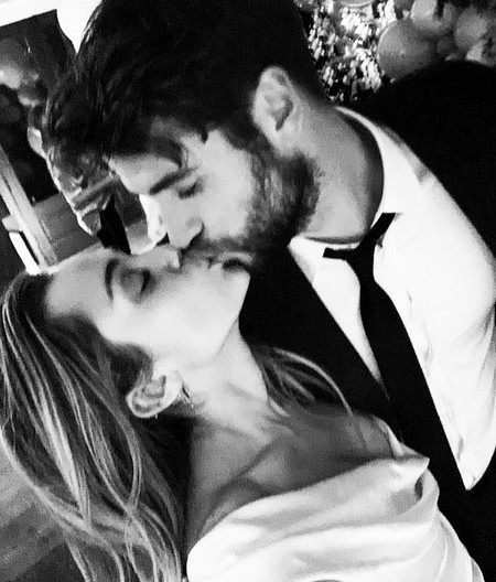 Liam Hemsworth se casó con Miley Cyrus vistiendo impecable y calzando unas zapatillas Vans