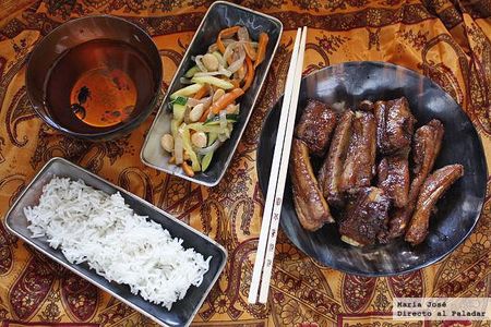 Costillas de cerdo caramelizadas y hortalizas con almendras. Receta