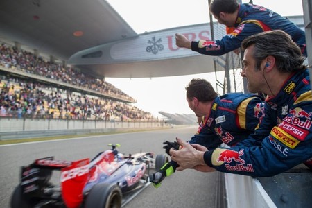 Daniel Ricciardo suma sus primeros puntos y muestra su calidad