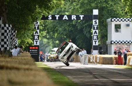 ¿Que el Nissan Juke RS Nismo es poco estable? Míralo batiendo el récord a dos ruedas en Goodwood