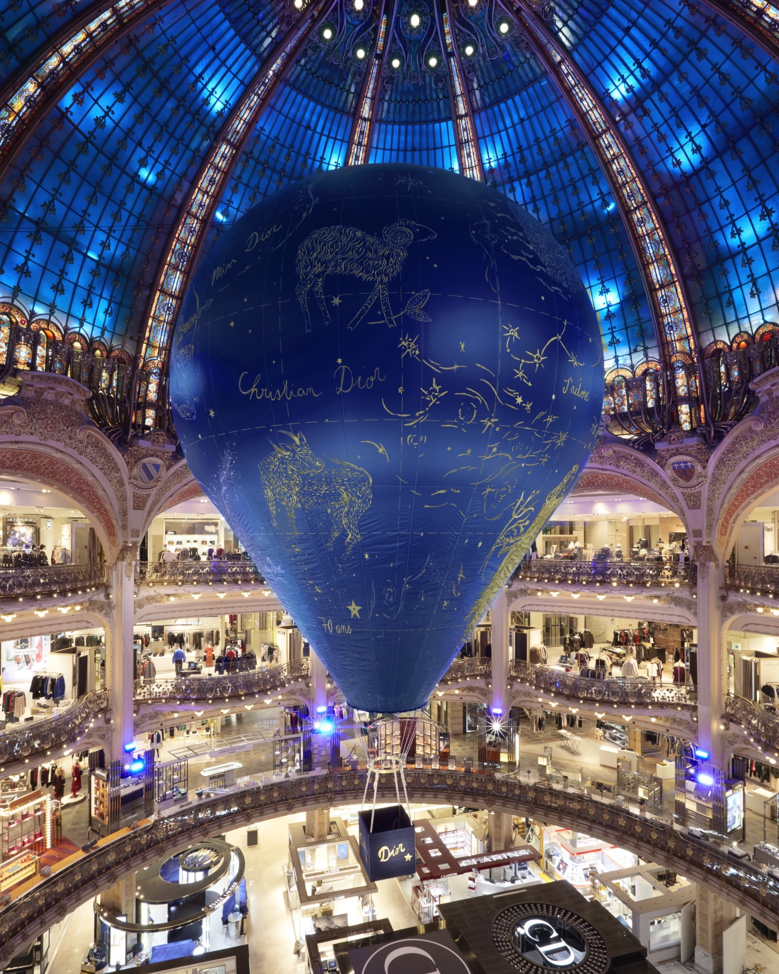 Foto de Las Galeries Lafayette de París se visten de Dior (8/13)