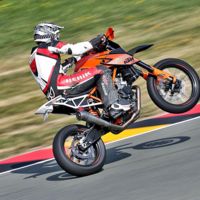 Este bicho raro sería el producto de mezclar una KTM 1290 Super Duke R y una 1290 Super Adventure