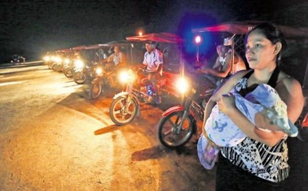 350 motos para iluminar una pista de aterrizaje
