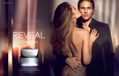 Doutzen Kroes se muere por los huesitos de Charlie Hunnan en la fashion story de Reveal Men para Calvin Klein