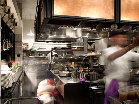 Entre fogones, los entresijos de una cocina retratados para una buena causa