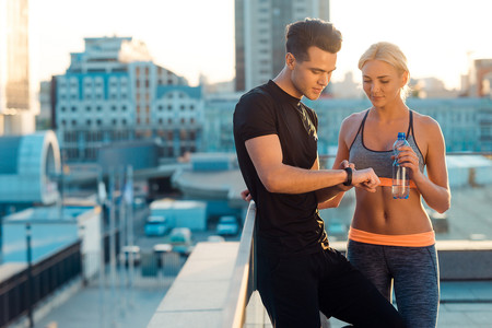 En San Valentín, entrena el abdomen con tu pareja con estos ejercicios