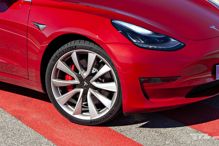 Pierde el control de su Tesla Model 3, echa la culpa a los frenos y acaba demandado por Tesla