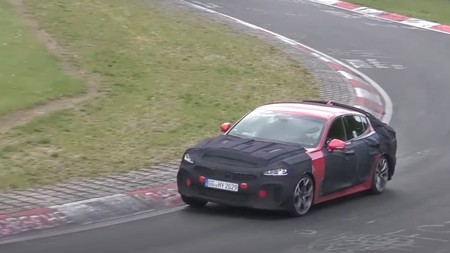 El nuevo Kia Stinger ya está rodando en Nürburgring, y su restyling parece bastante sutil
