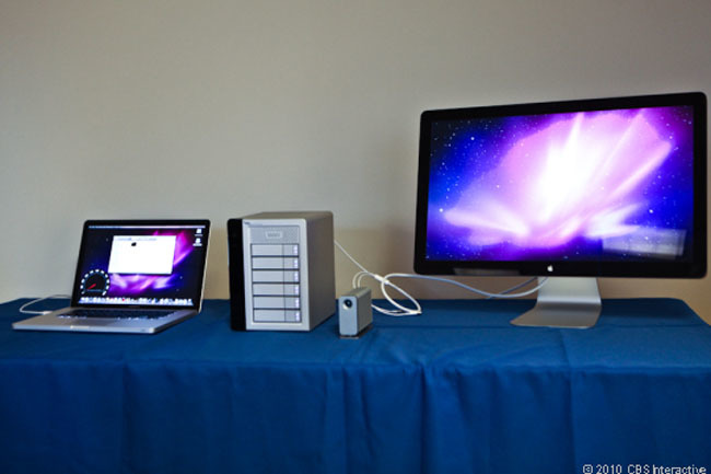MacBook Pro conectado por Thunderbolt con varios discos duros y un monitor externo.