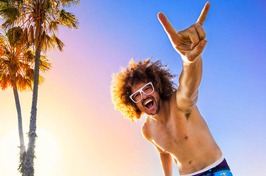 No es LMFAO, pero Redfoo con Stevie Wonder tiene mucha más clase. ¿Es así tu verano?