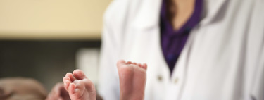 Muere un bebé de 7 meses que recibía una dieta sin leche adaptada y pesaba 4 kg