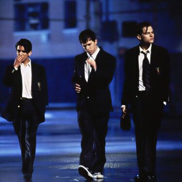 El poder de no encajar: por qué seguir el dress code puede jugar en tu contra y cómo unas zapatillas te pueden dar más estatus profesional 