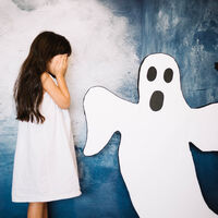 Del escondite a los cuentos de lobos: la psicología explica por qué a los niños les gusta asustarse cuando juegan