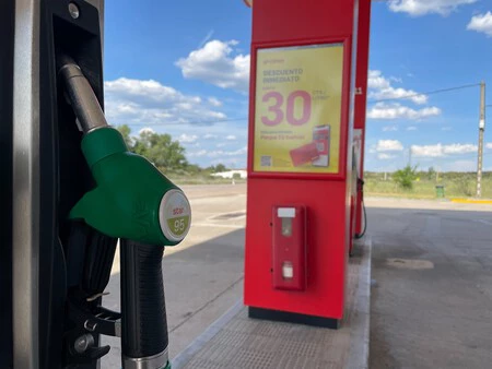 La subvención al diésel y la gasolina es un parche. El Gobierno lo mantendrá con los precios al alza