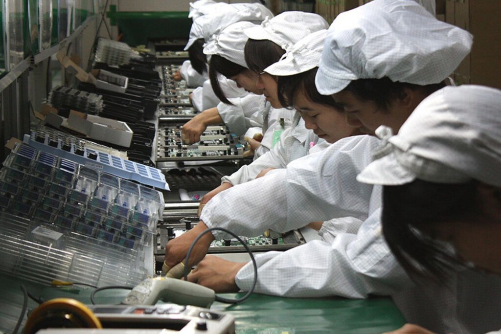 Apple lleva años contratando personal en fábrica solo para atornillar iPhone. Todo ha cambiado por un motivo: reducir la dependencia de China Apple lleva años contratando personal en fábrica solo para atornillar iPhone. Todo ha cambiado por un motivo: reducir la dependencia de China