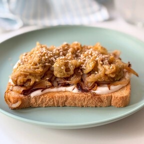 El secreto de esta tosta de berenjena está en los condimentos: mi plato favorito para resolver la semana  