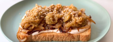 El secreto de esta tosta de berenjena está en los condimentos: mi plato favorito para resolver la semana con la freidora de aire o microondas