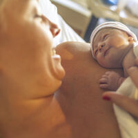 El contacto piel con piel de madres con Covid y sus bebés no aumenta el riesgo de contagio 