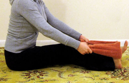 Un sencillo ejercicio casero para estirar las piernas