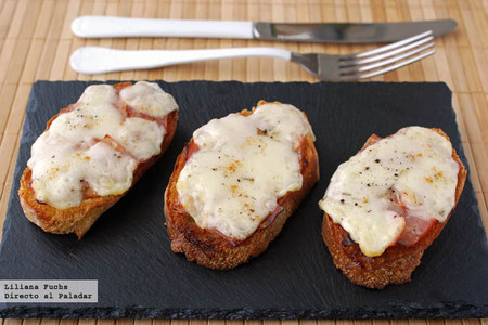 Tostas de jamón asado marinado con provolone. Receta