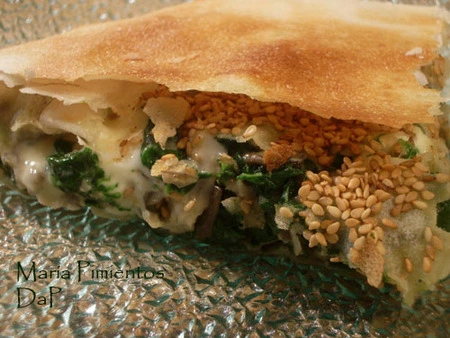 Bastela de setas, quesos y piñones. Receta