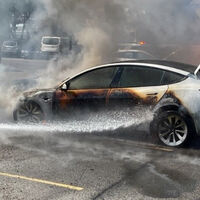 Ha vuelto a pasar. Un coche eléctrico ha salido ardiendo y los bomberos las han pasado canutas para controlar el incendio