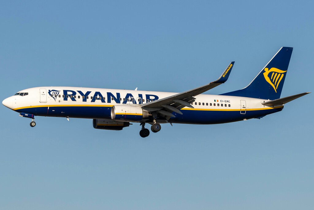 Ryanair va a subir el precio de sus billetes un 9%: mientras tanto hay aeropuertos españoles que no verán ningún avión suyo 