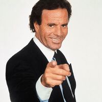 “Un accidente frustró todas mis ilusiones”: así cambió Julio Iglesias el Real Madrid por una carrera con más de 300 millones de discos vendidos 