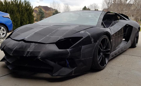 Un padre y un hijo están construyendo una réplica de un Lamborghini Aventador... ¡con una impresora 3D!