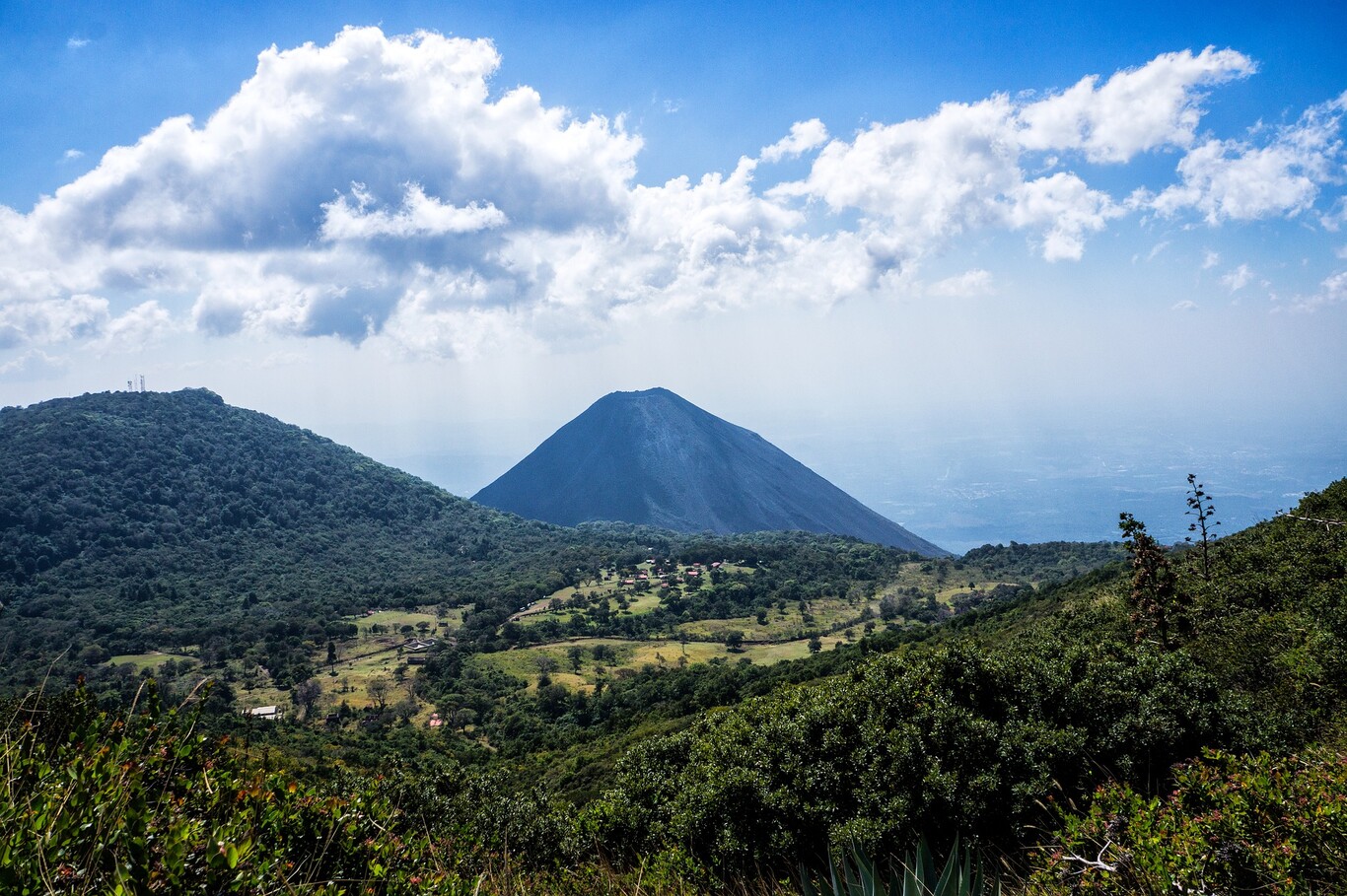 Centroamérica tiene más de cien volcanes: turismo de fuerzas de la naturaleza para respirar y asombrarse