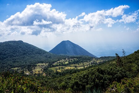 Centroamérica tiene más de cien volcanes: turismo de fuerzas de la naturaleza para respirar y asombrarse