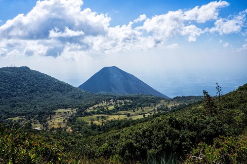 Centroamérica tiene más de cien volcanes: turismo de fuerzas de la naturaleza para respirar y asombrarse