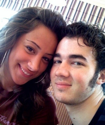 Kevin Jonas se compromete con su novia Danielle Deleasa
