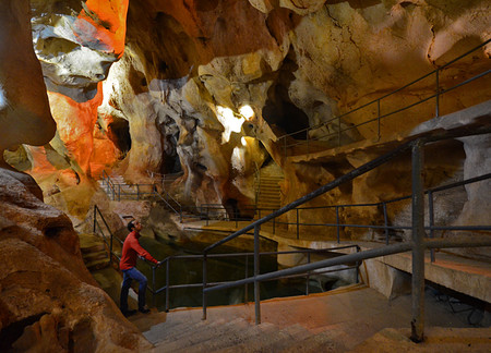 Descubriendo la maravillosa Cueva del Tesoro, única gruta marina visitable en Europa