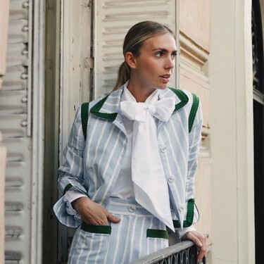 Mitad camisa, mitad blusa: Loewe crea el combo perfecto en azul cielo para la primavera y Zara se inspira en su nueva colección