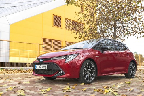 Probamos el Toyota Corolla 180H: un coche compacto, híbrido y muy eficiente que convence en territorio urbano