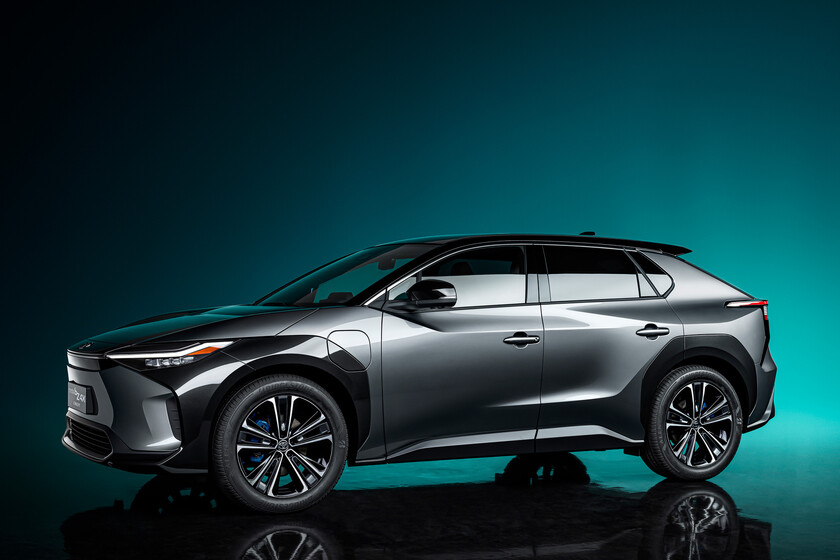Toyota prepara su primer SUV totalmente eléctrico y así luce su ...