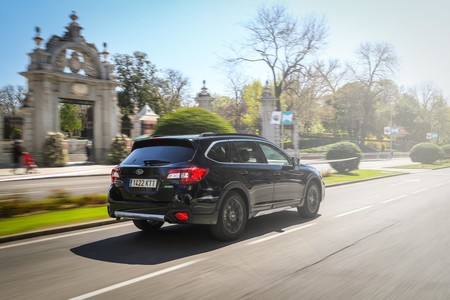 Subaru Outback Black Edition en ciudad
