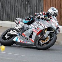 Michael Dunlop arrasa en Supersport para conseguir su 17ª victoria en el Tourist Trophy