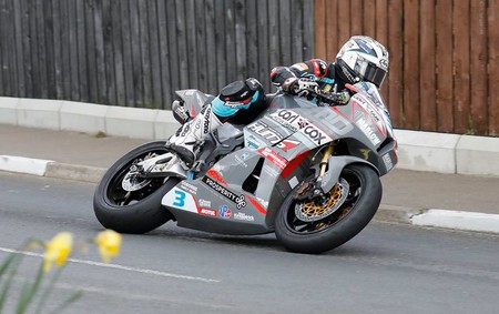 Michael Dunlop arrasa en Supersport para conseguir su 17ª victoria en el Tourist Trophy